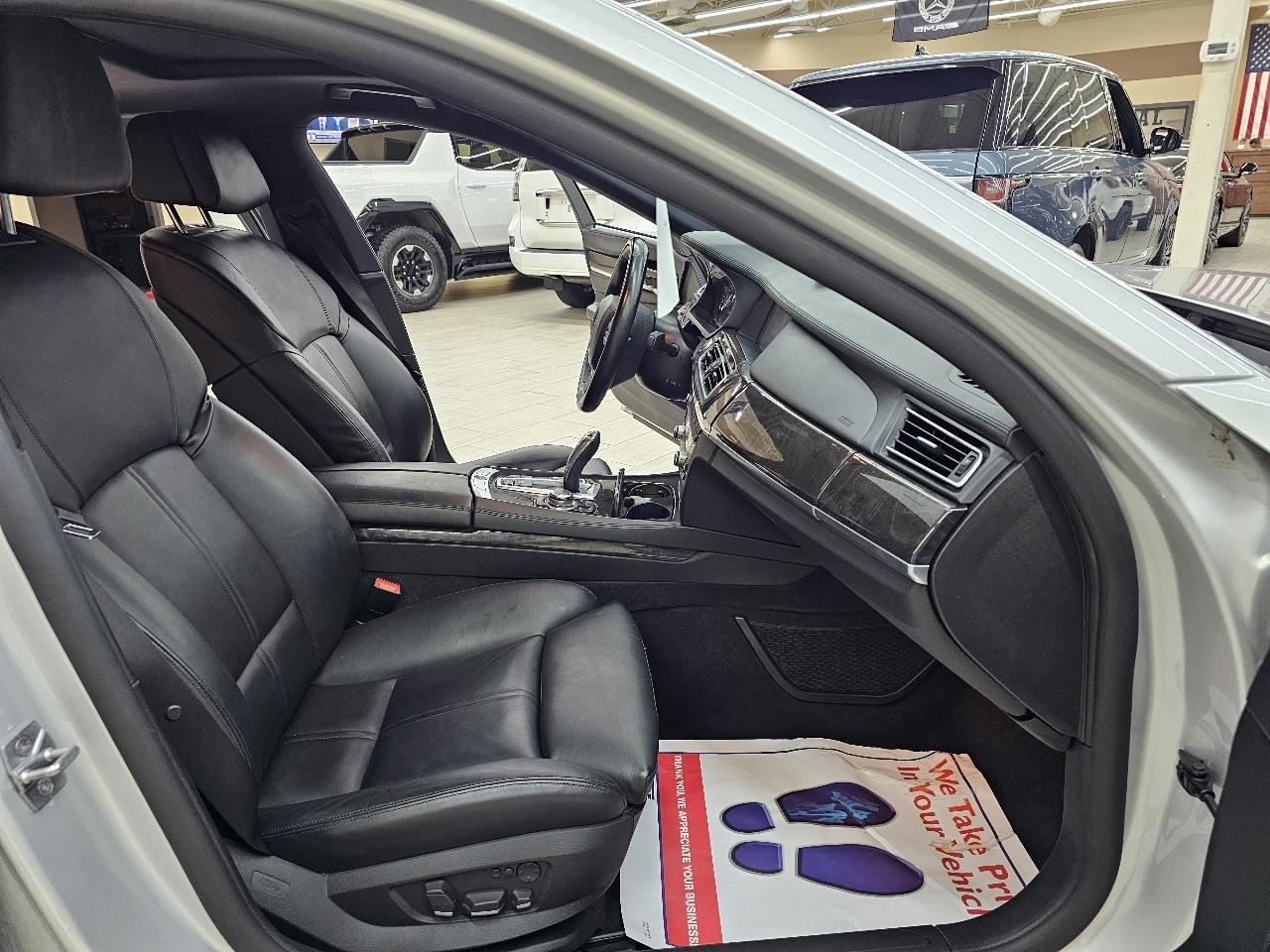 BMW 7-Series 750i xDrive Sedan 2012