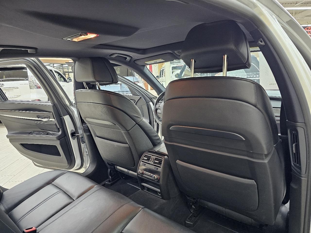 BMW 7-Series 750i xDrive Sedan 2012