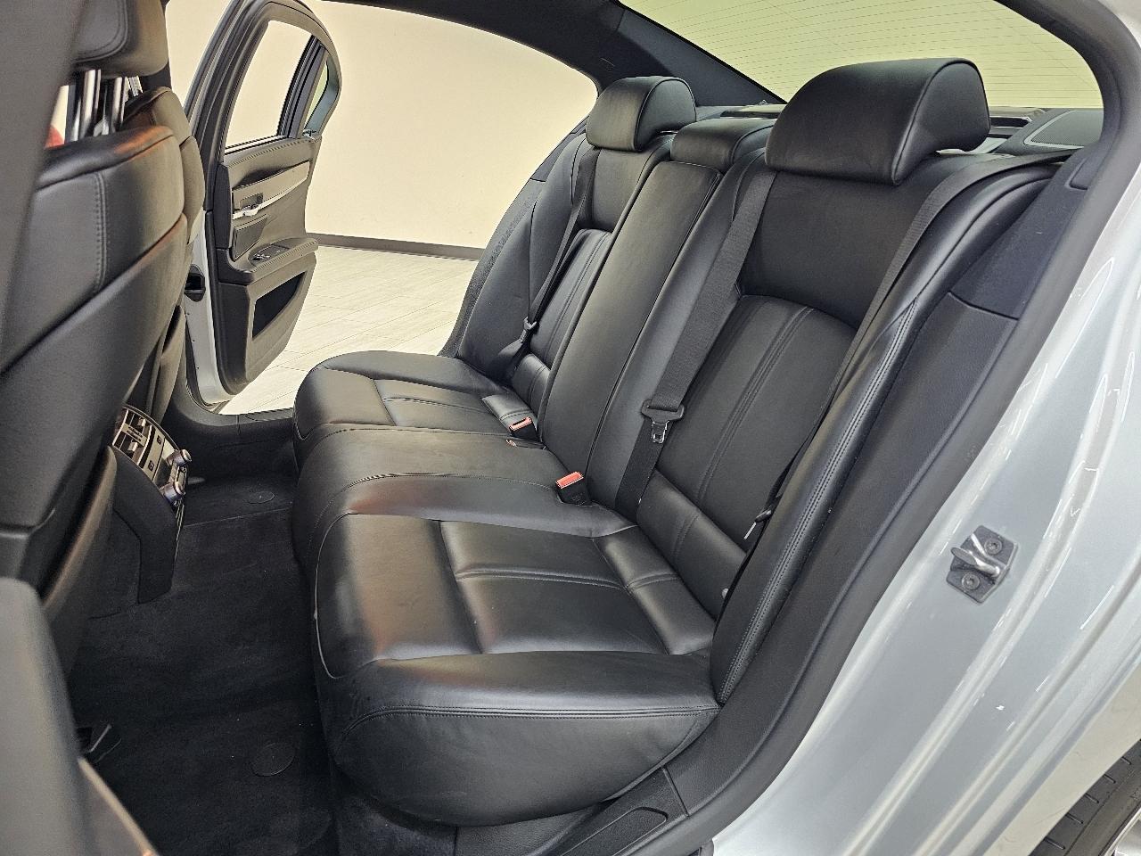 BMW 7-Series 750i xDrive Sedan 2012