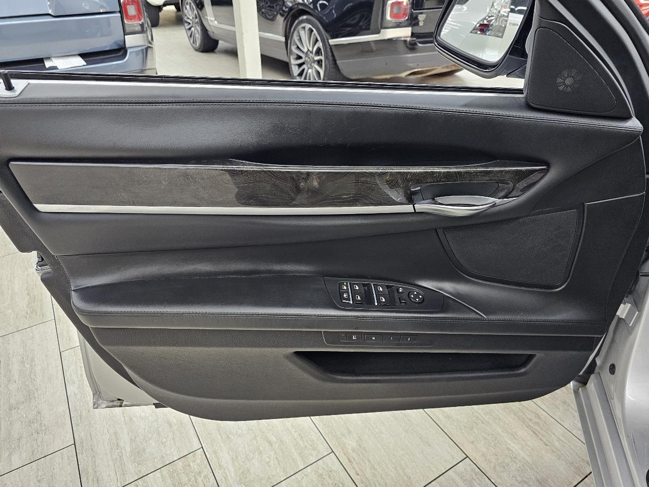 BMW 7-Series 750i xDrive Sedan 2012