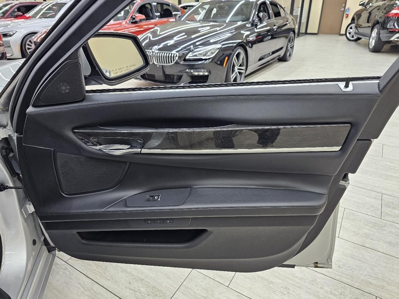 BMW 7-Series 750i xDrive Sedan 2012