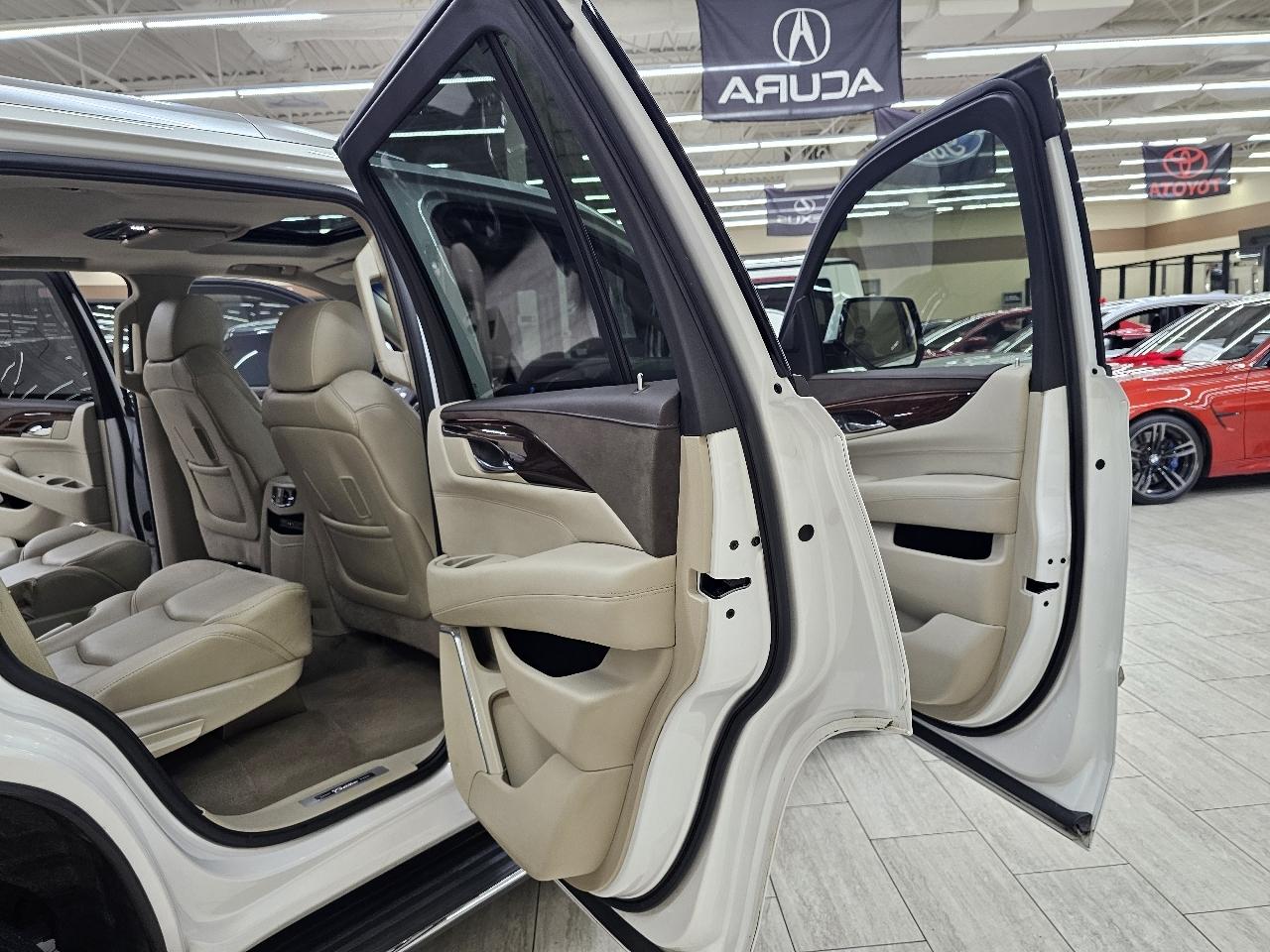 Cadillac Escalade Luxury 2WD 2016