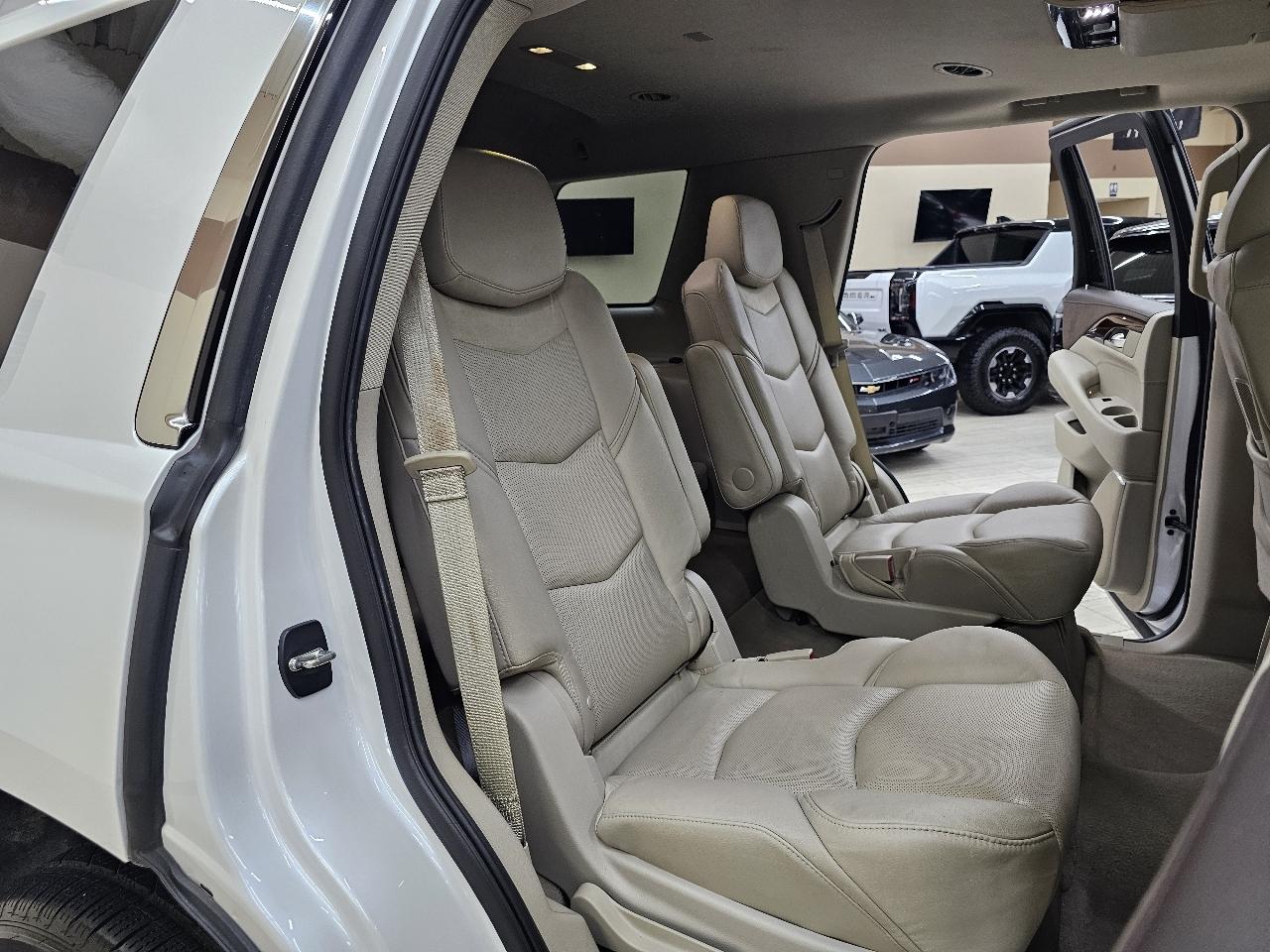 Cadillac Escalade Luxury 2WD 2016