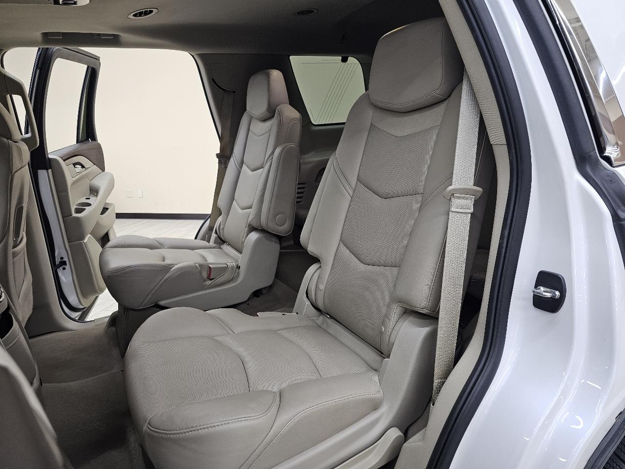 Cadillac Escalade Luxury 2WD 2016