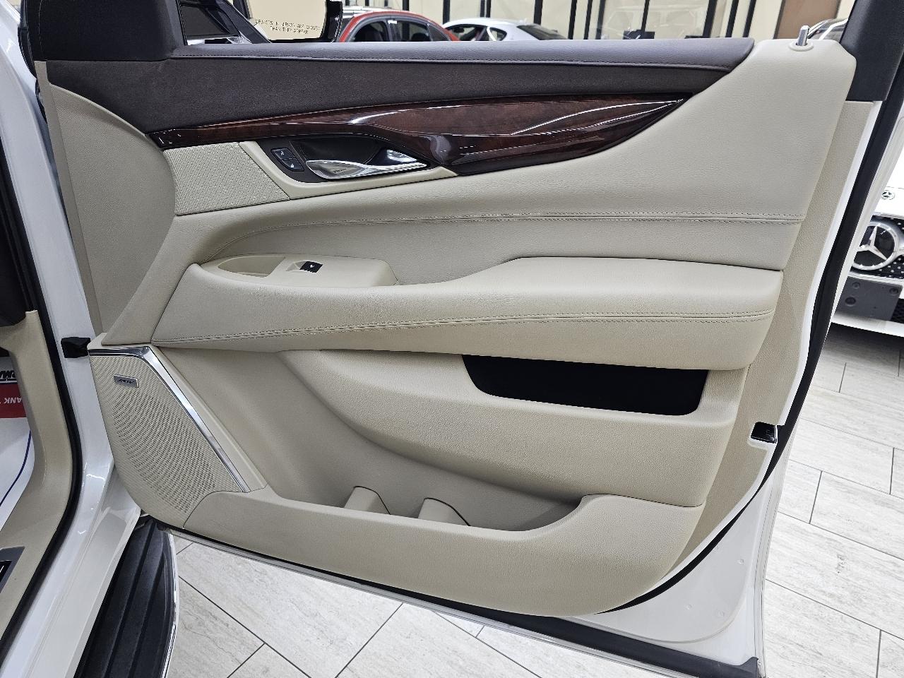 Cadillac Escalade Luxury 2WD 2016