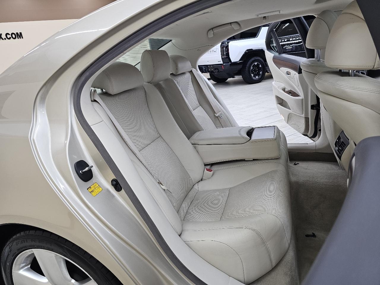 Lexus LS 460 Luxury Sedan 2010