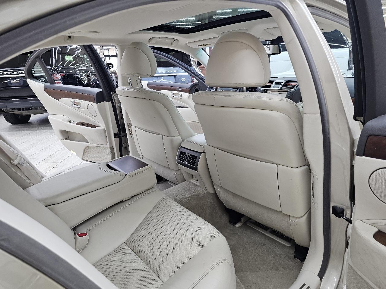 Lexus LS 460 Luxury Sedan 2010