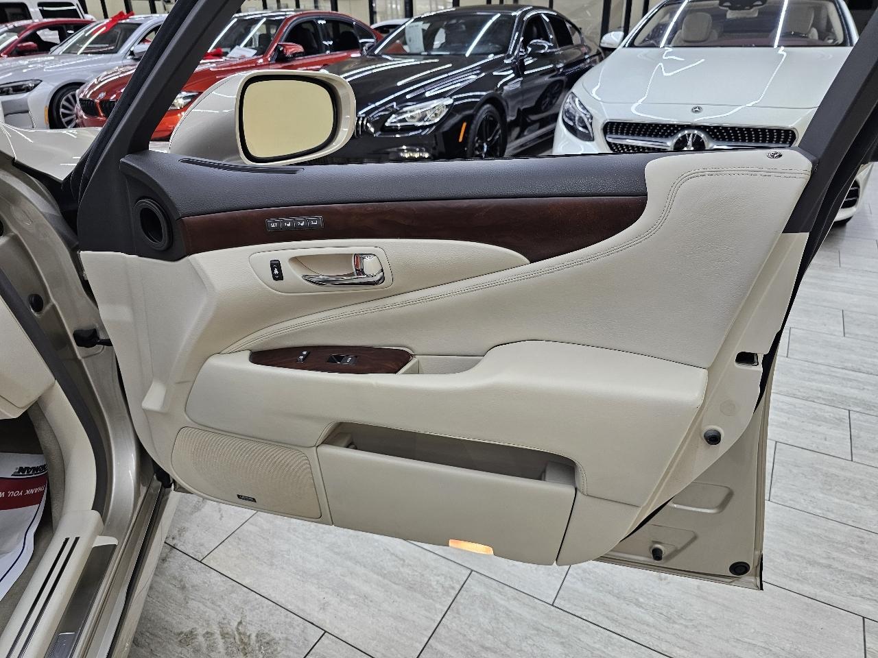 Lexus LS 460 Luxury Sedan 2010