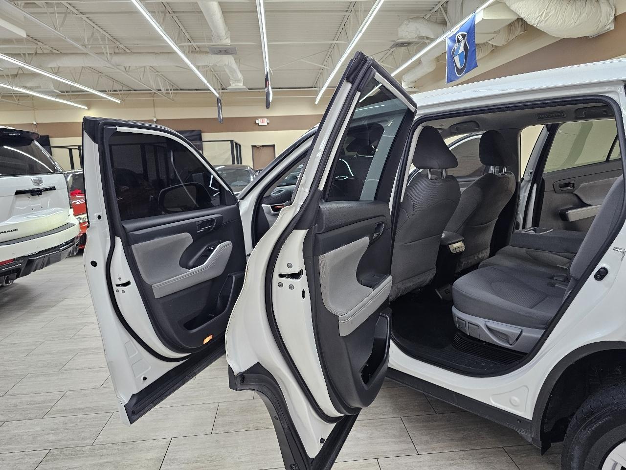 Toyota Highlander Hybrid LE AWD 2023