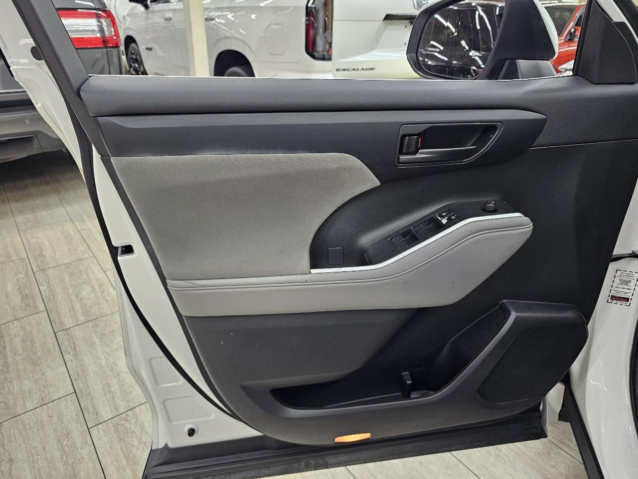 Toyota Highlander Hybrid LE AWD 2023
