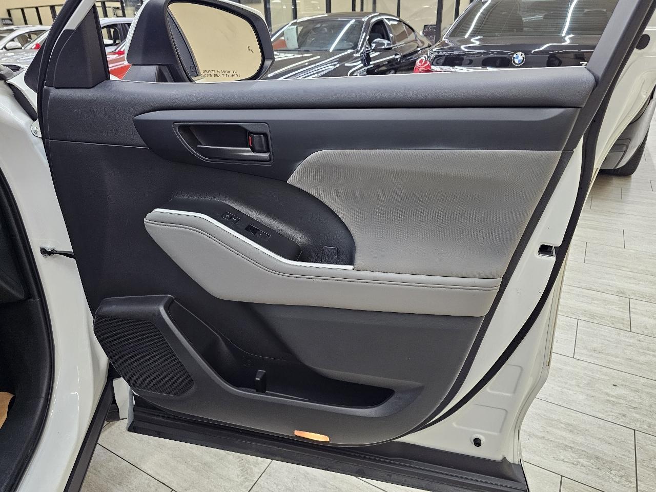Toyota Highlander Hybrid LE AWD 2023