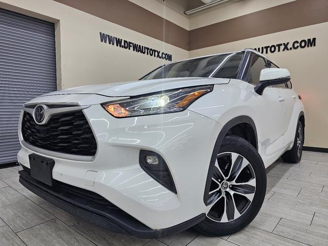 White 2021 Toyota Highlander XLE FWD SUV / Crossover Front-Wheel Drive