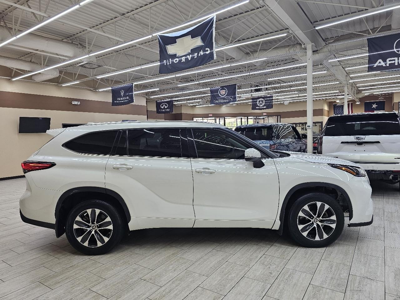 Toyota Highlander XLE FWD V6 2021