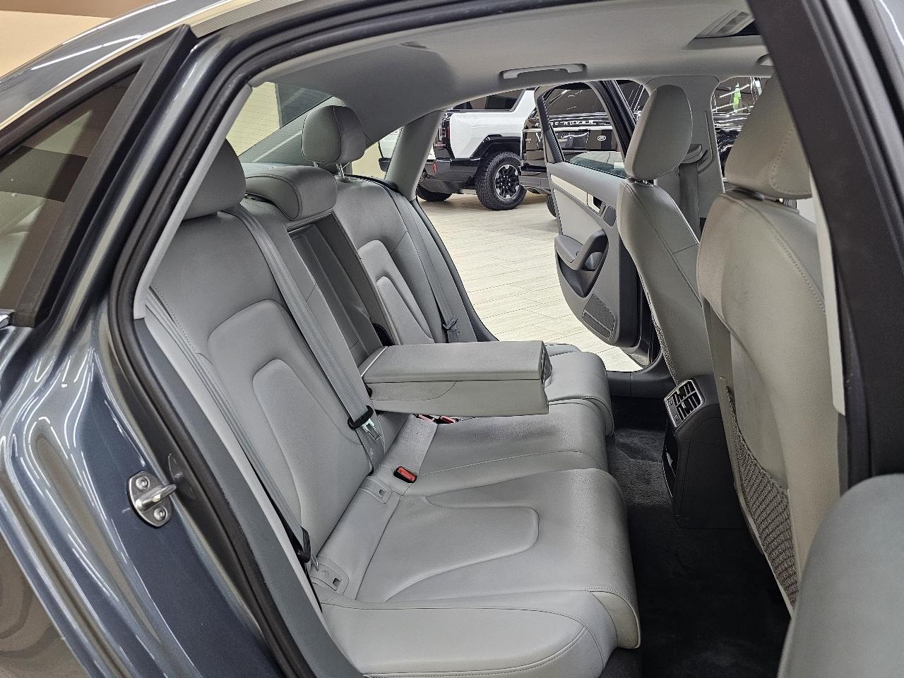 Audi A4 2.0T Sedan quattro Tiptronic 2013