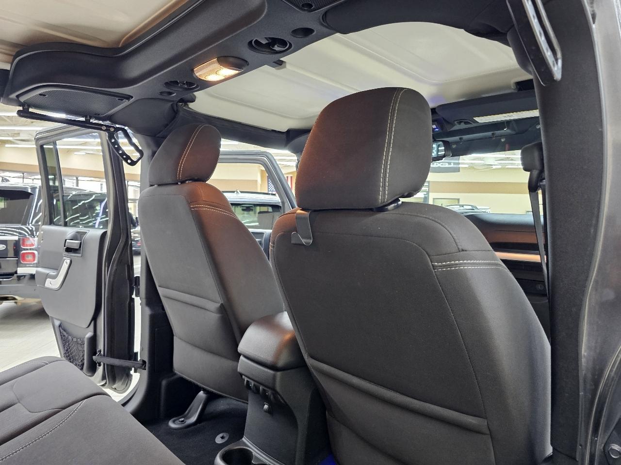 Jeep Wrangler Unlimited Sahara 4WD 2017