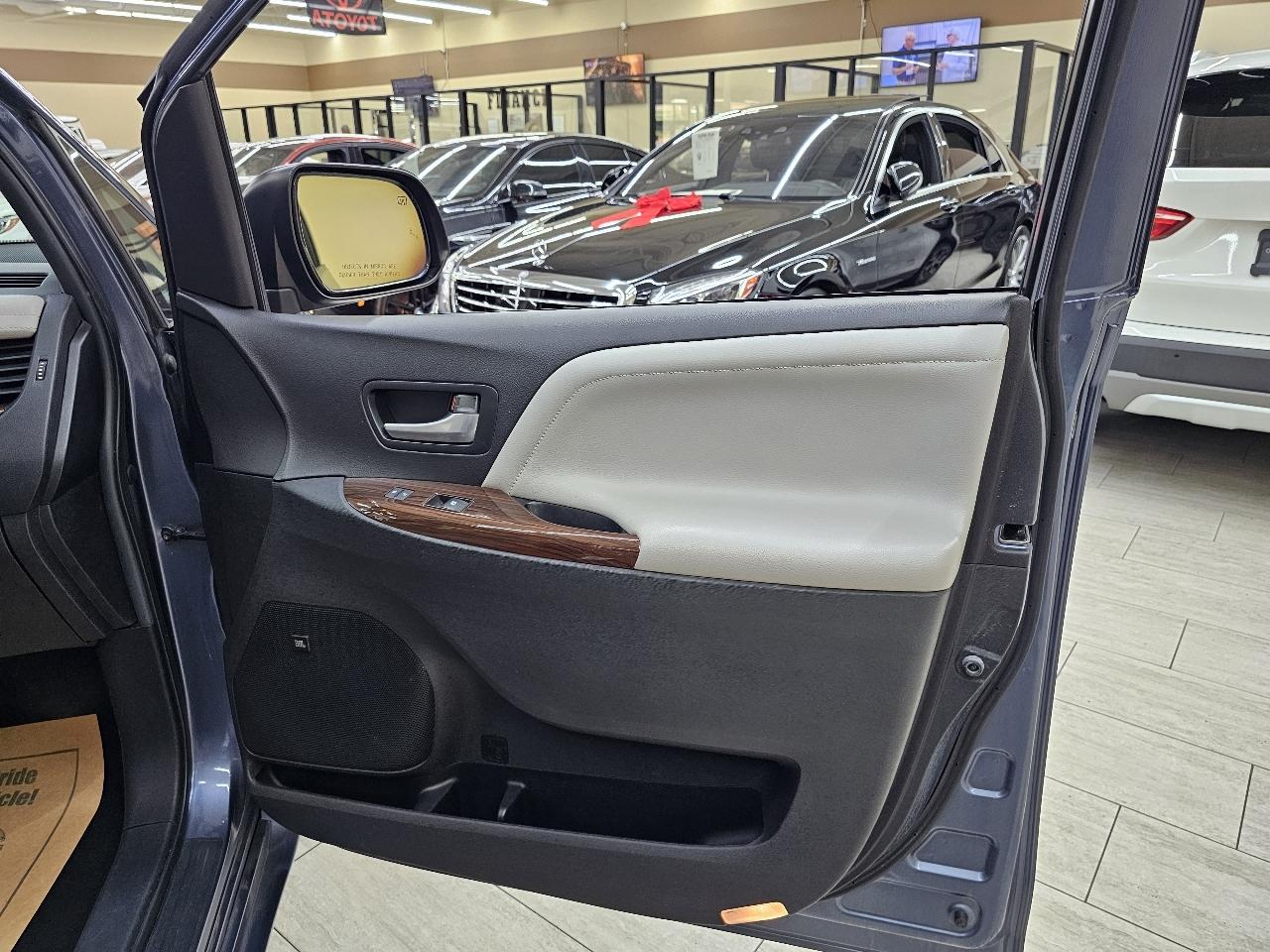 Toyota Sienna XLE FWD 8-Passenger V6 2015