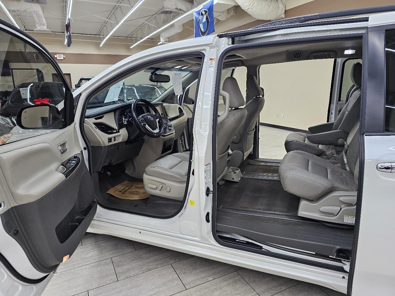 Toyota Sienna XLE FWD 8-Passenger V6 2016