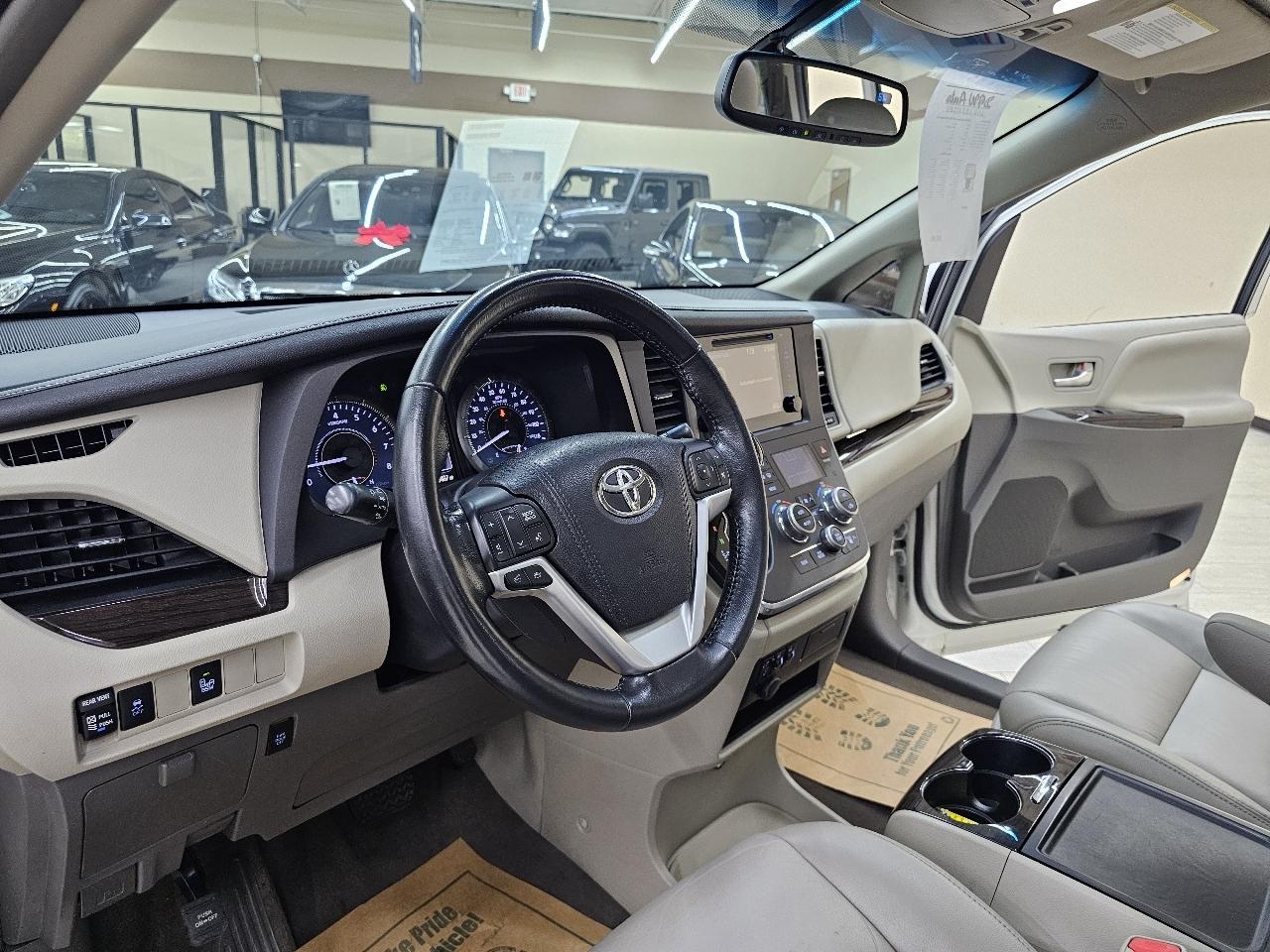 Toyota Sienna XLE FWD 8-Passenger V6 2016