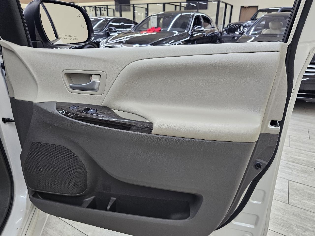 Toyota Sienna XLE FWD 8-Passenger V6 2016