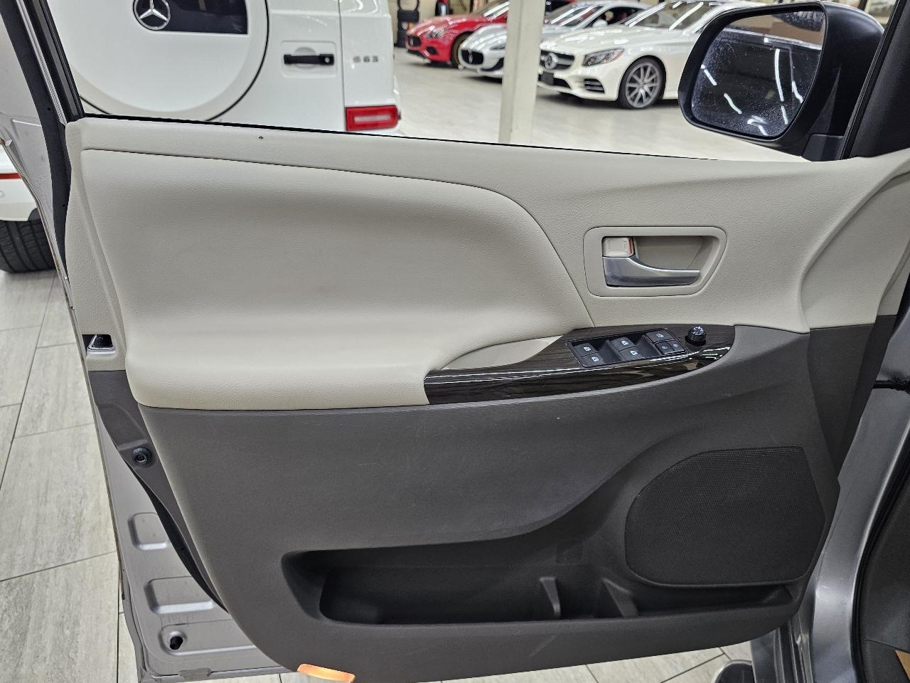 Toyota Sienna XLE FWD 8-Passenger V6 2015