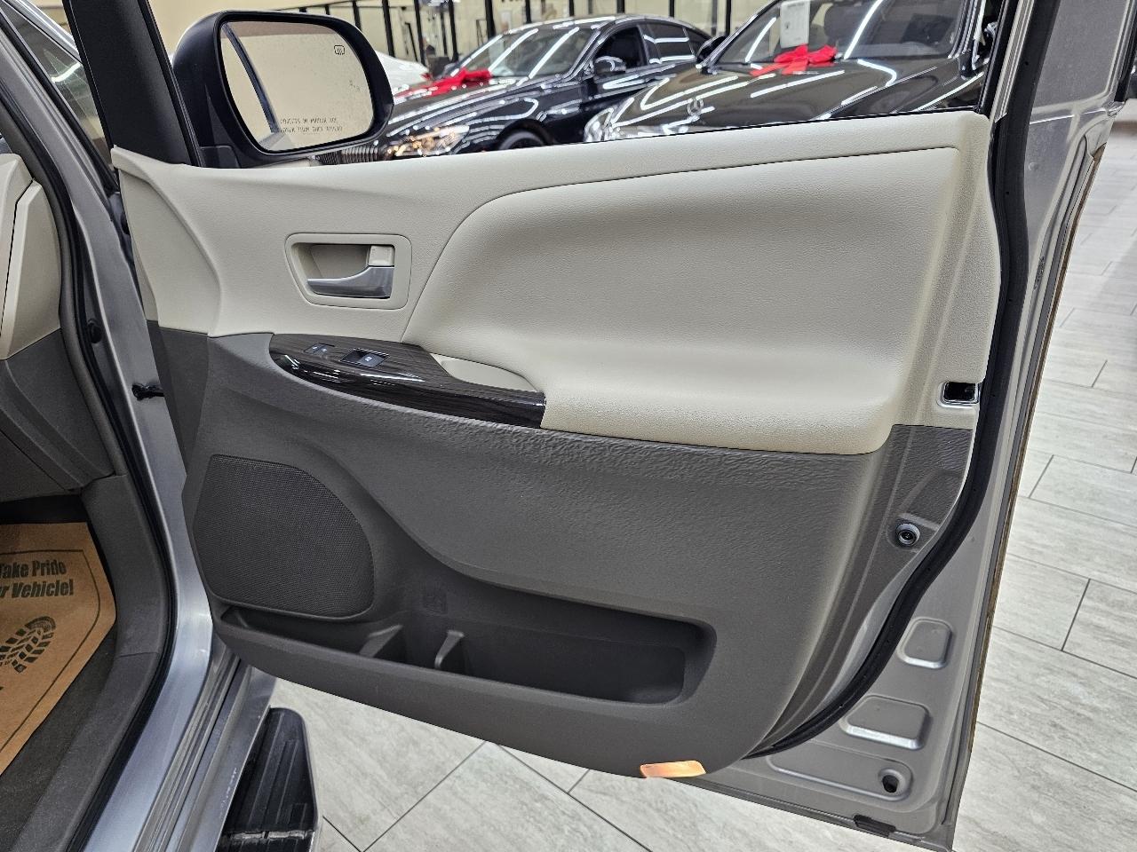 Toyota Sienna XLE FWD 8-Passenger V6 2015