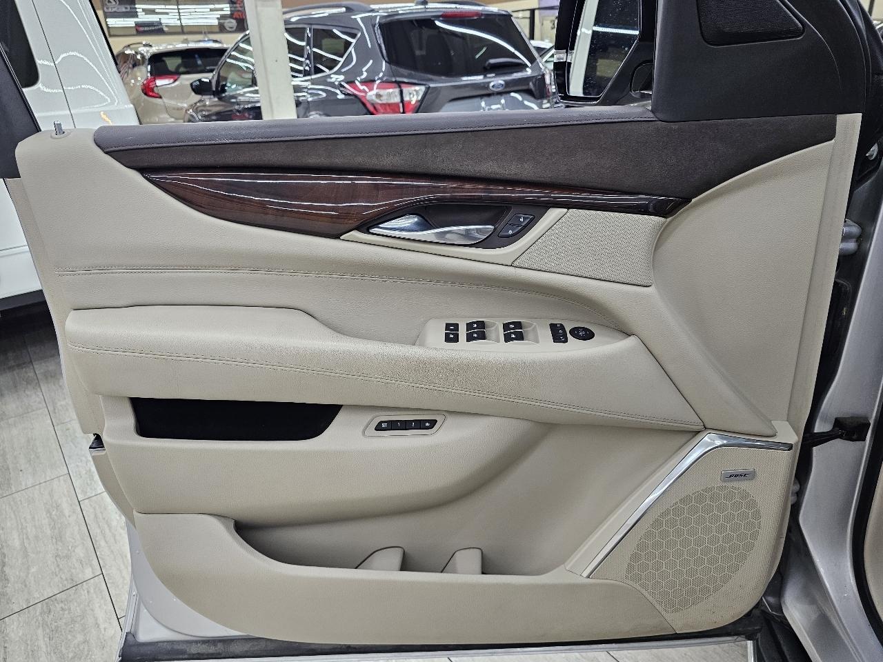 Cadillac Escalade ESV Luxury 4WD 2015