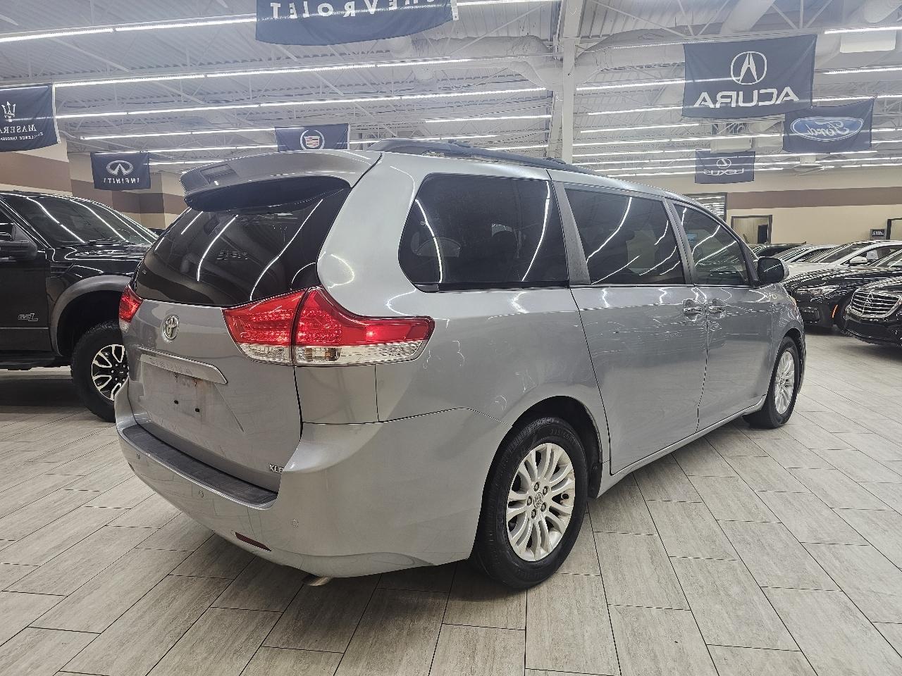 Toyota Sienna XLE FWD 8-Passenger V6 2014