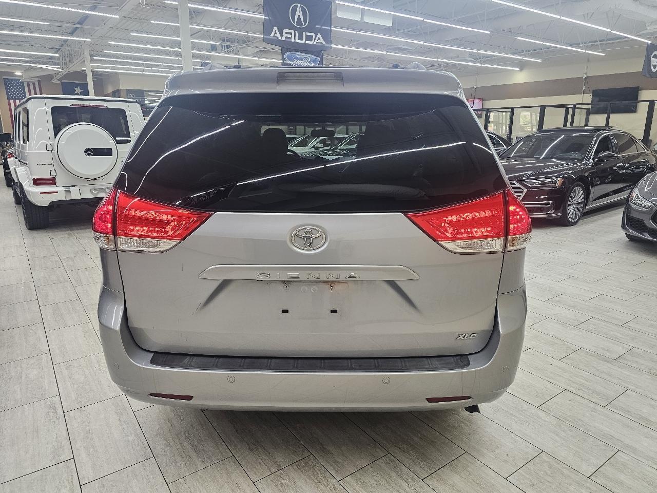 Toyota Sienna XLE FWD 8-Passenger V6 2014