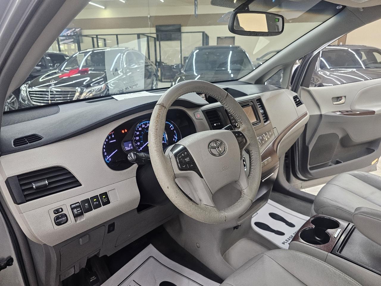 Toyota Sienna XLE FWD 8-Passenger V6 2014