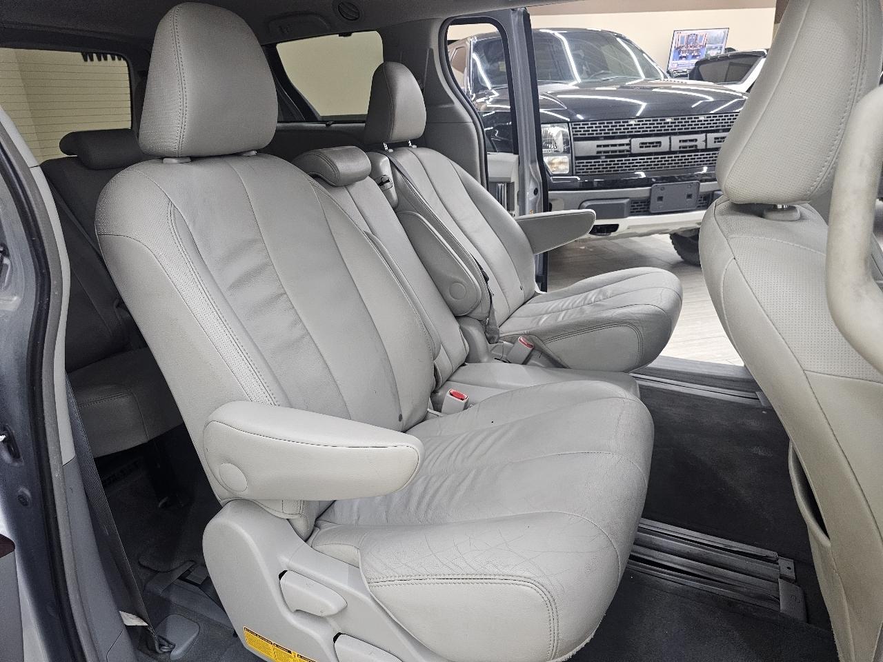 Toyota Sienna XLE FWD 8-Passenger V6 2014