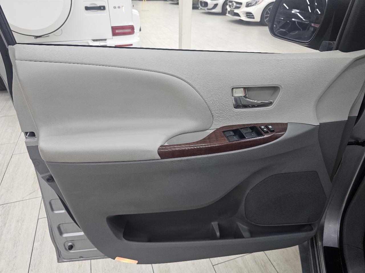 Toyota Sienna XLE FWD 8-Passenger V6 2014