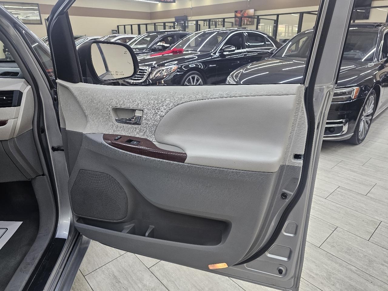Toyota Sienna XLE FWD 8-Passenger V6 2014