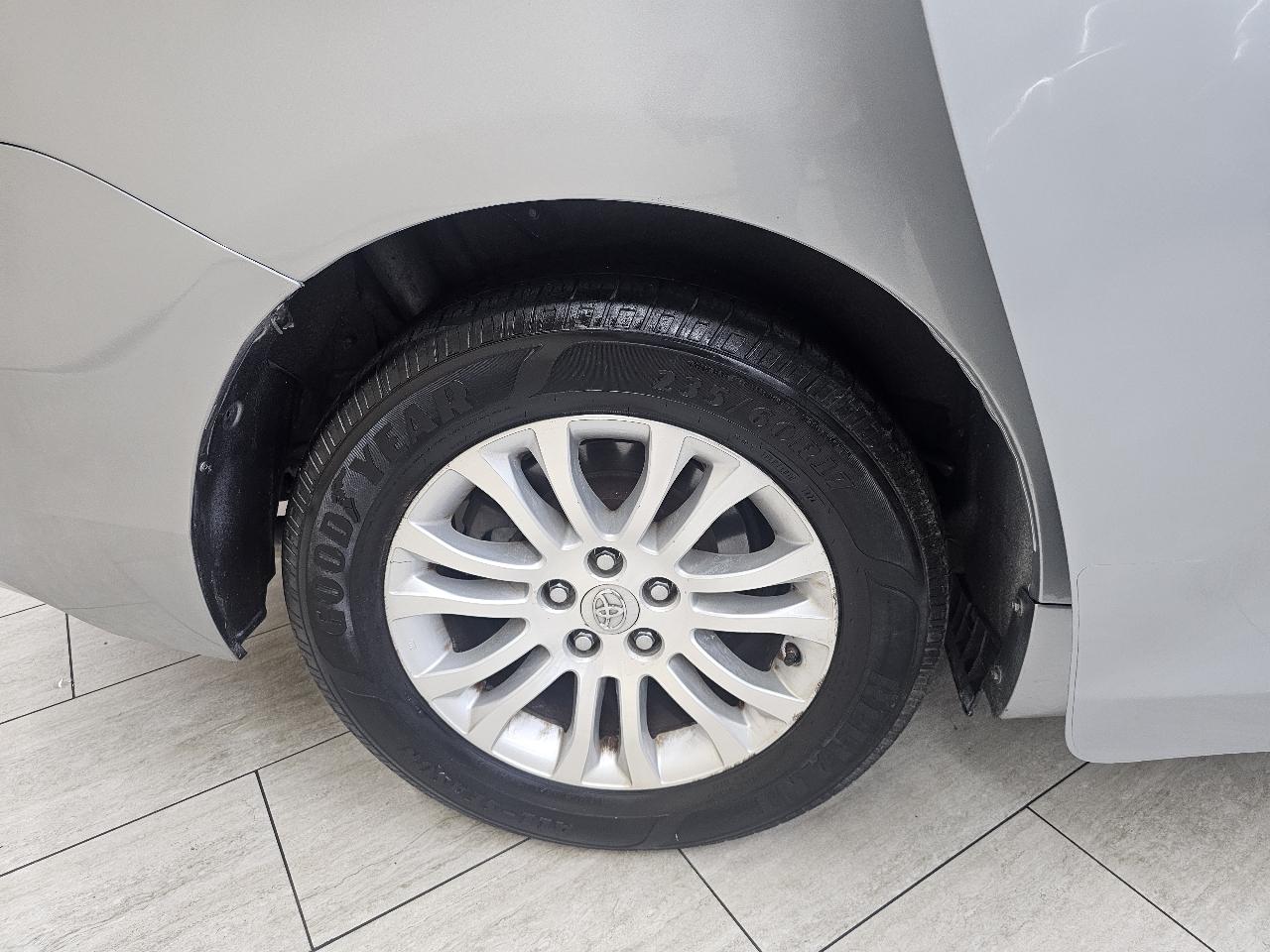 Toyota Sienna XLE FWD 8-Passenger V6 2014