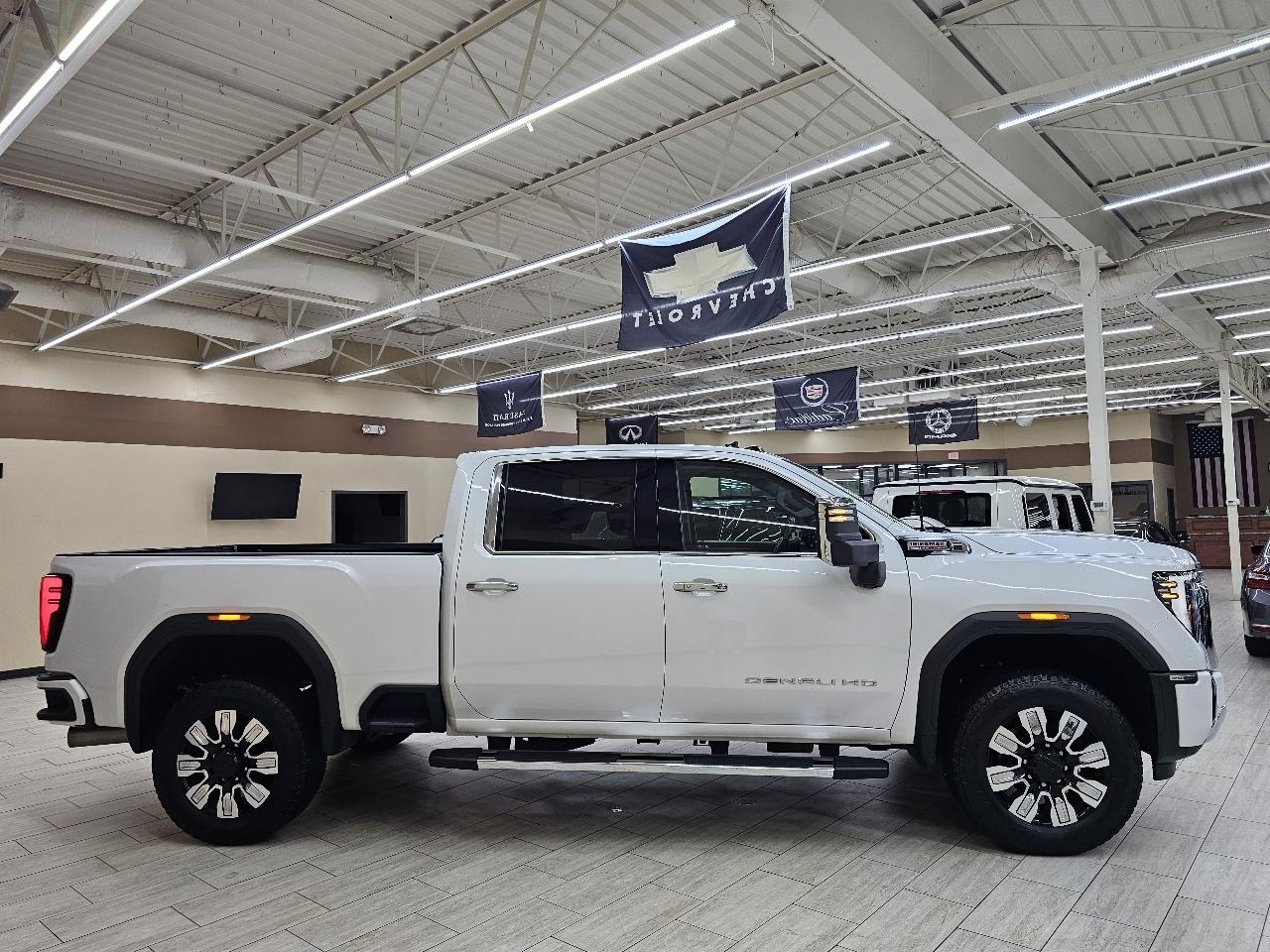 GMC Sierra 2500HD Denali Crew Cab 4WD SB 2024