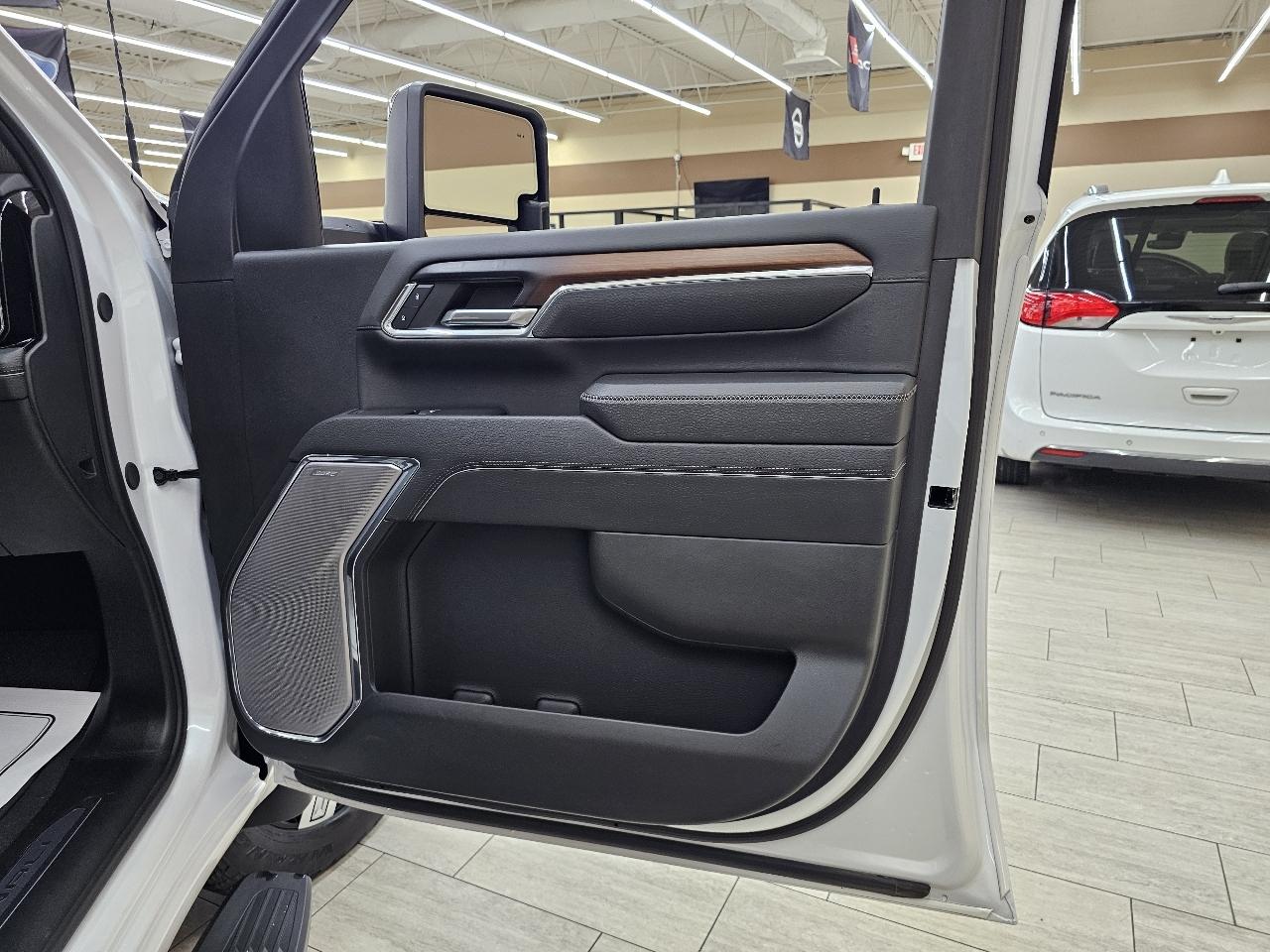 GMC Sierra 2500HD Denali Crew Cab 4WD SB 2024