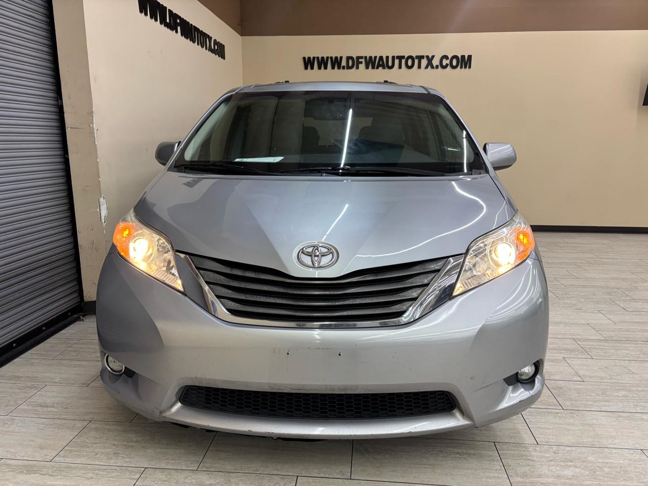 Toyota Sienna XLE FWD 8-Passenger V6 2012