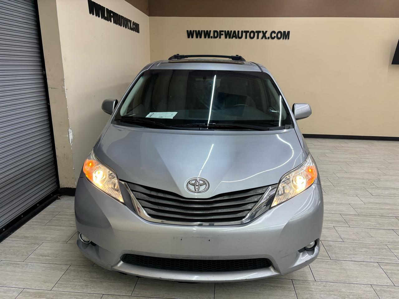 Toyota Sienna XLE FWD 8-Passenger V6 2012
