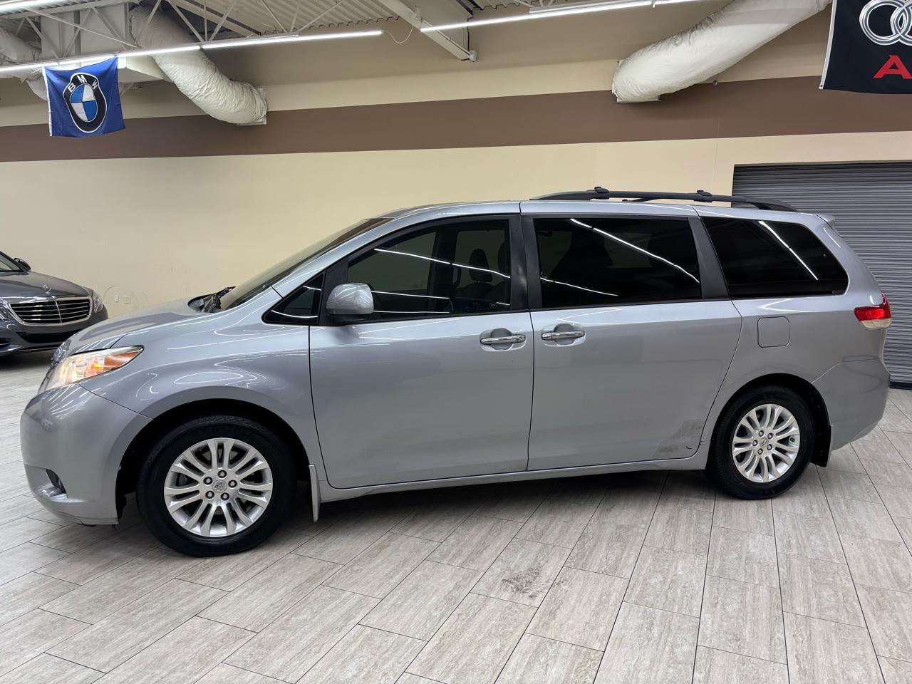 Toyota Sienna XLE FWD 8-Passenger V6 2012