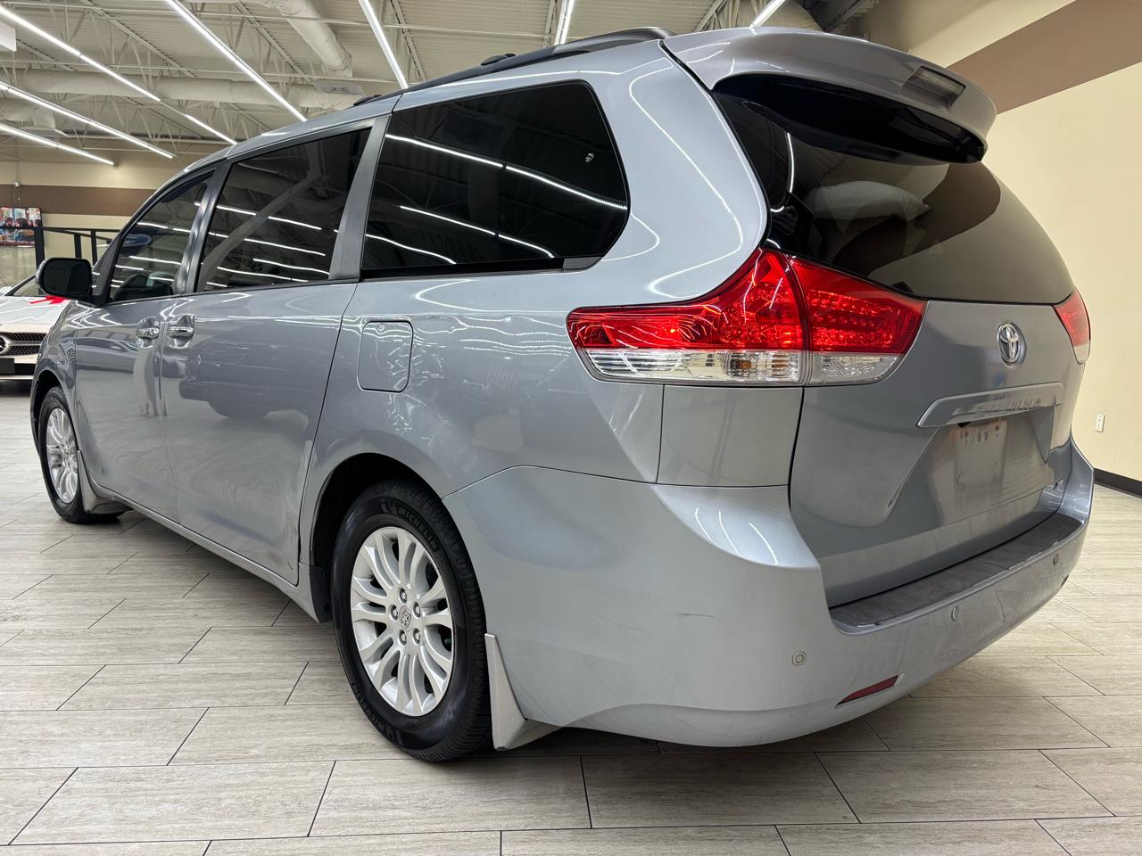 Toyota Sienna XLE FWD 8-Passenger V6 2012