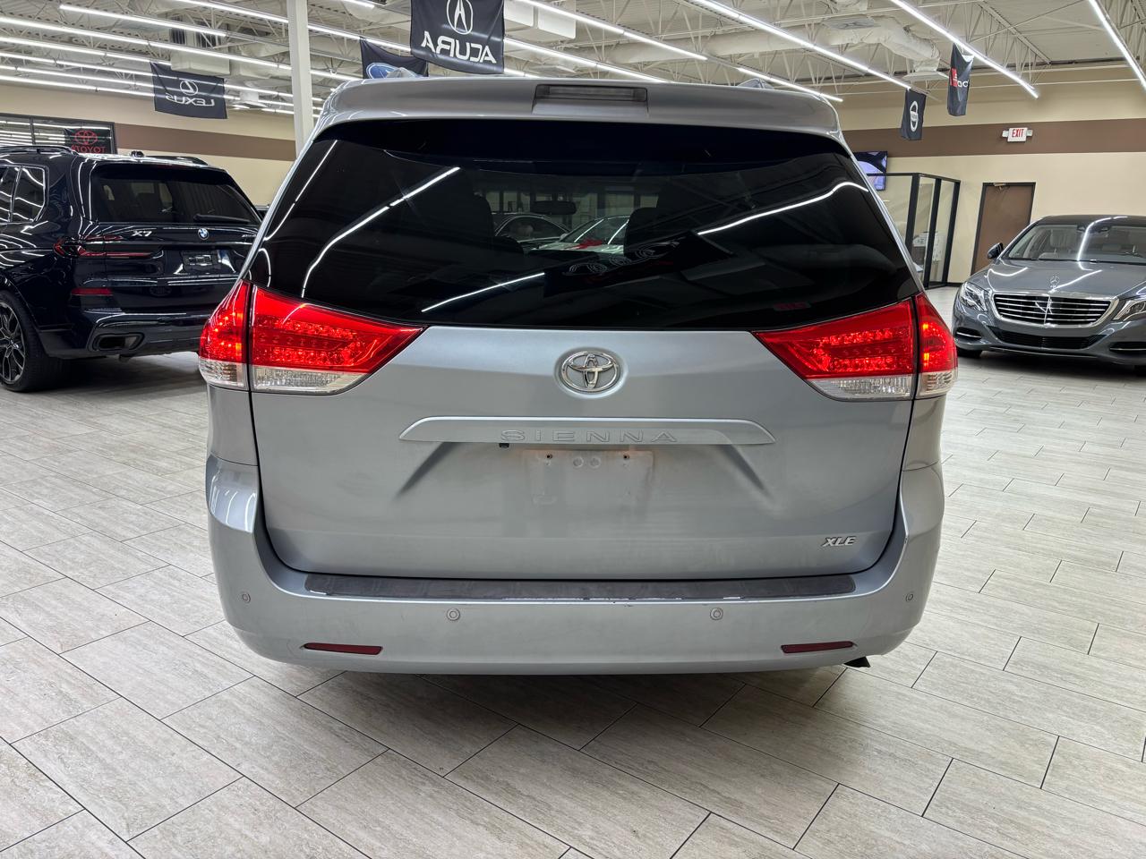 Toyota Sienna XLE FWD 8-Passenger V6 2012