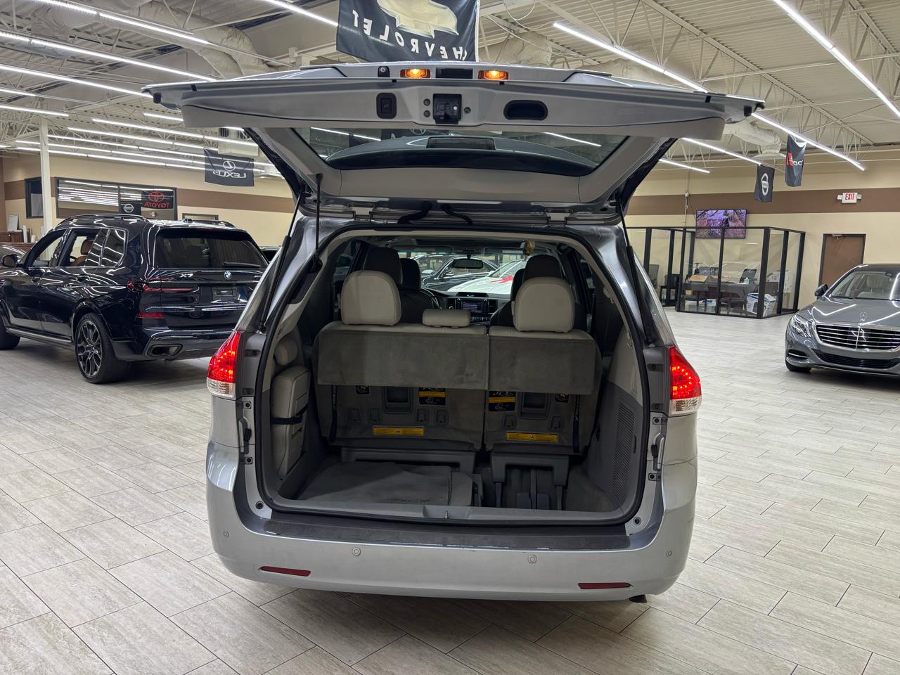 Toyota Sienna XLE FWD 8-Passenger V6 2012