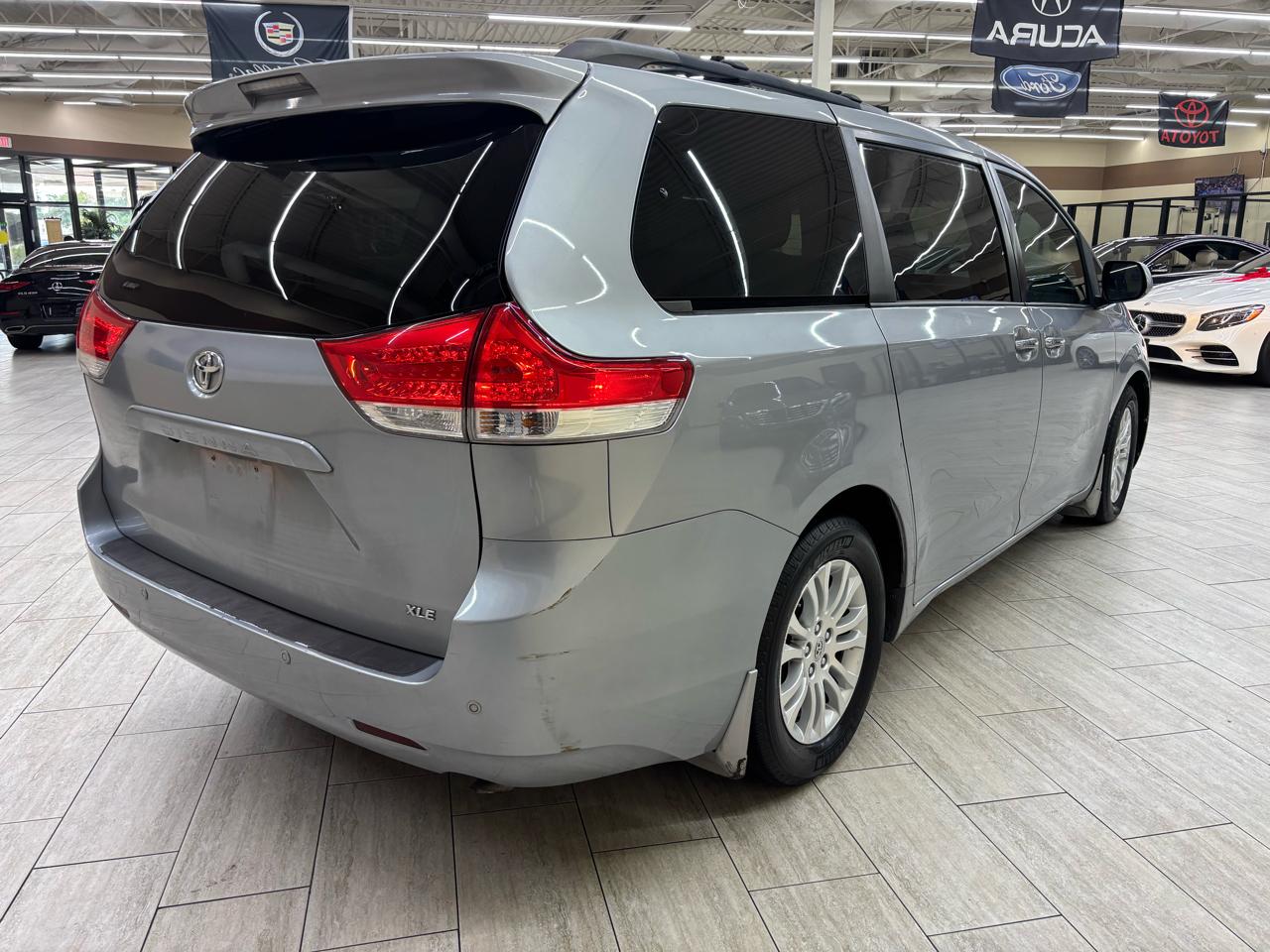 Toyota Sienna XLE FWD 8-Passenger V6 2012