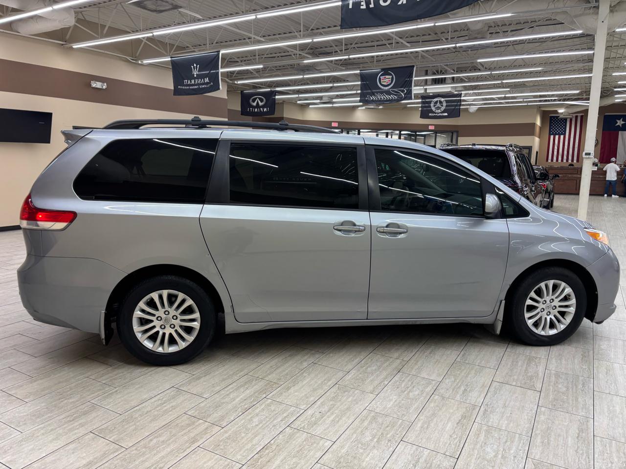 Toyota Sienna XLE FWD 8-Passenger V6 2012