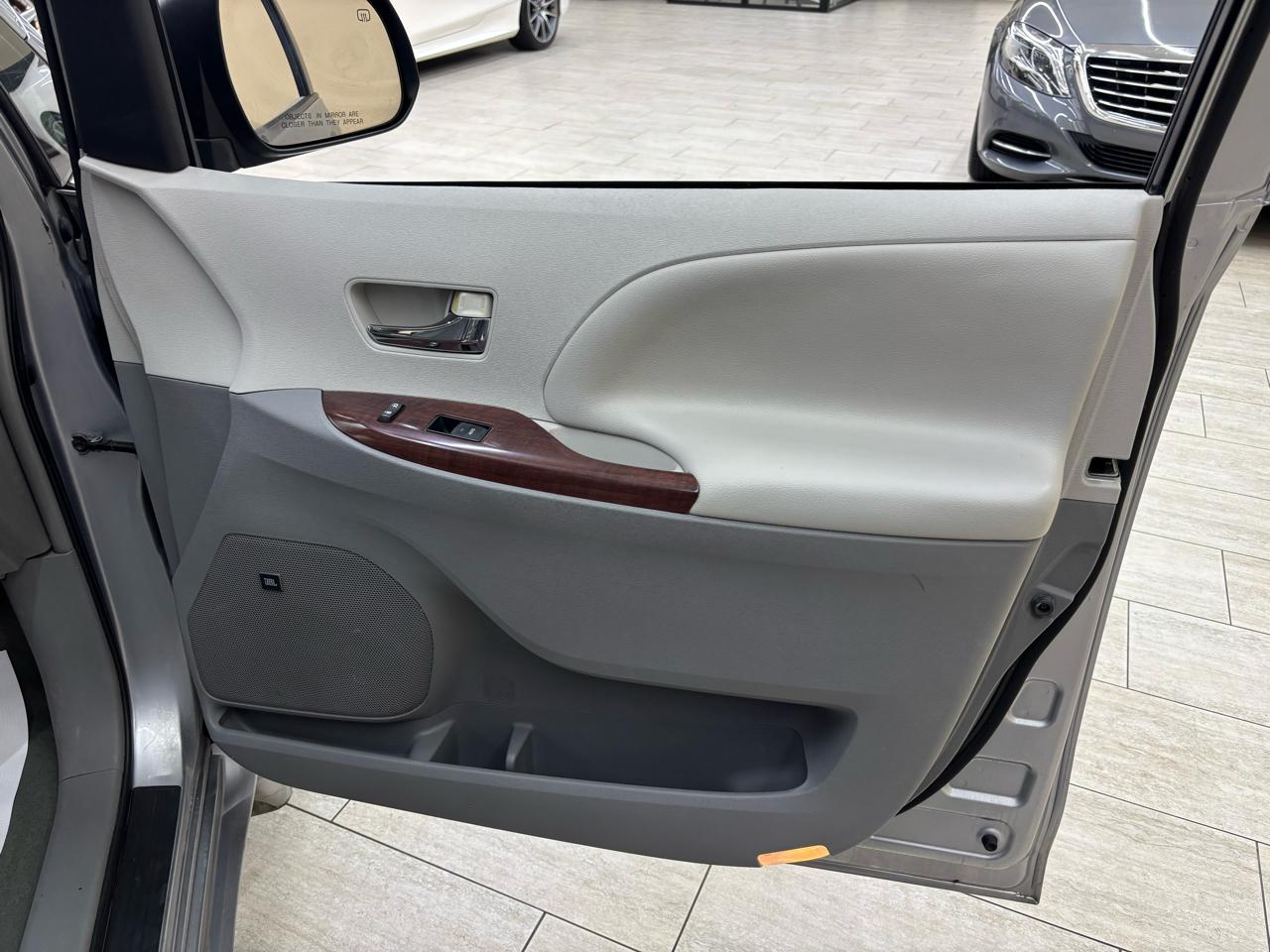 Toyota Sienna XLE FWD 8-Passenger V6 2012