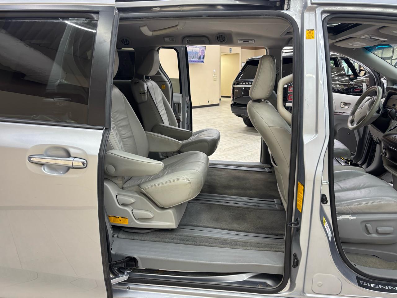 Toyota Sienna XLE FWD 8-Passenger V6 2012
