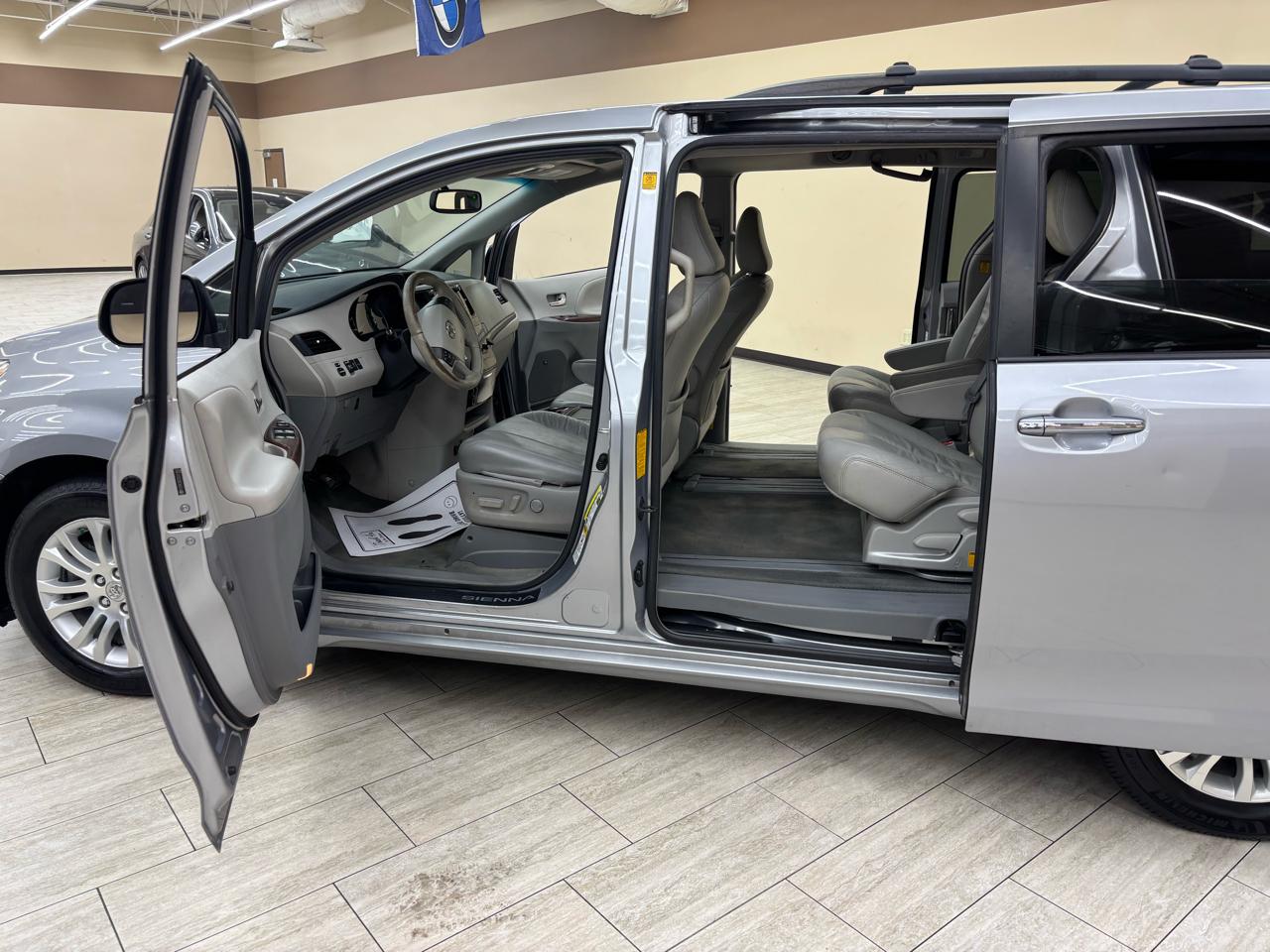 Toyota Sienna XLE FWD 8-Passenger V6 2012