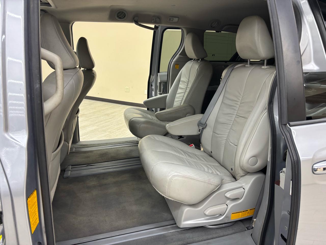 Toyota Sienna XLE FWD 8-Passenger V6 2012