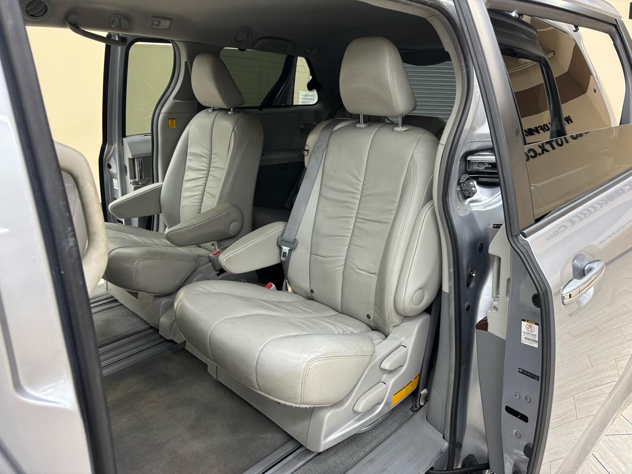 Toyota Sienna XLE FWD 8-Passenger V6 2012