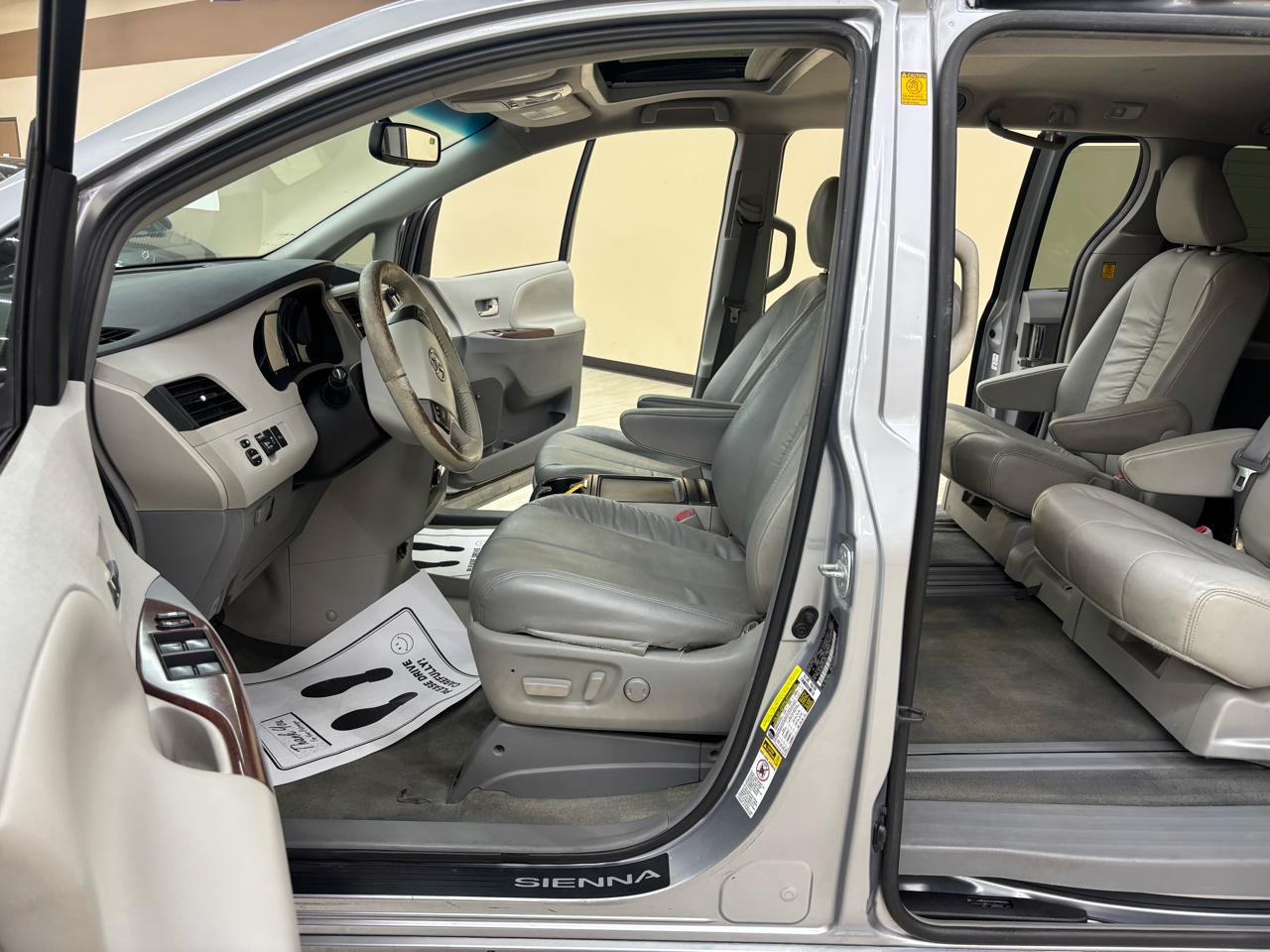Toyota Sienna XLE FWD 8-Passenger V6 2012