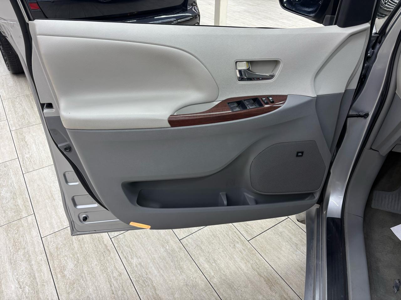 Toyota Sienna XLE FWD 8-Passenger V6 2012
